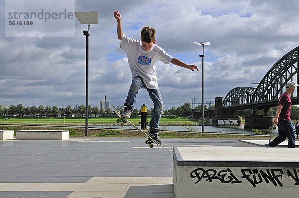 Zehnjähriger Skater  Skatepark an der Südbrücke  Köln  Nordrhein-Westfalen  Deutschland  Europa  ÖffentlicherGrund