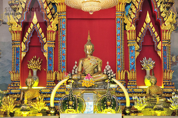 Altar mit goldener Buddhastatue aus der Lan-Xang-ƒra  Wat Pho Chai  Nong Khai  Thailand  Asien  ÖffentlicherGrund