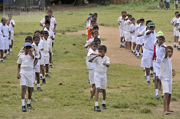 Karateunterricht  Jungen in weißer Schuluniform  Galle  Sri Lanka  Ceylon  Asien  ÖffentlicherGrund