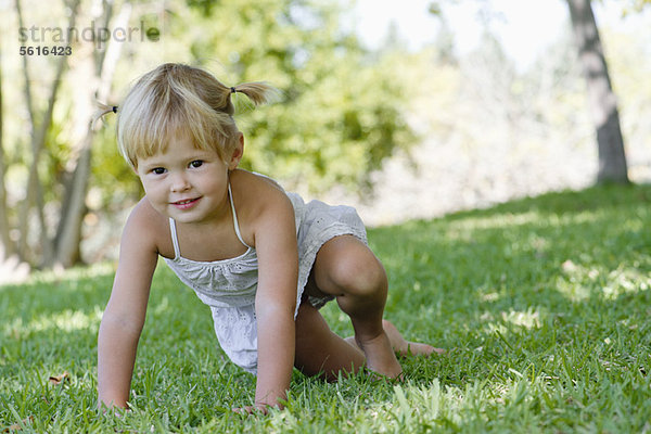 Kleines Mädchen spielt auf Rasen