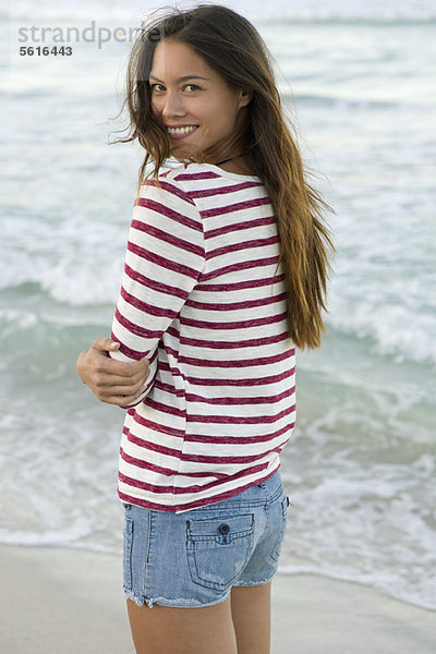 Junge Frau am Strand stehend  Portrait