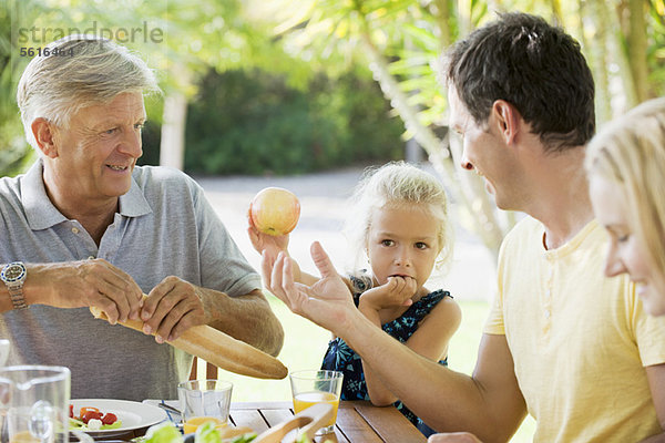 Mehrgenerationen-Familie mit Essen im Freien