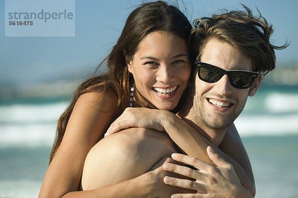 Glückliches junges Paar am Strand  Portrait
