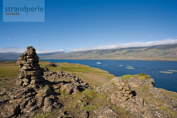 Island  Panoramablick mit weithin sichtbarer Aquafarm