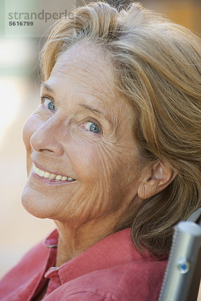 Lächelnde Seniorin  Portrait