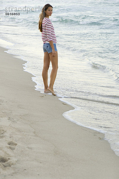 Junge Frau am Strand stehend