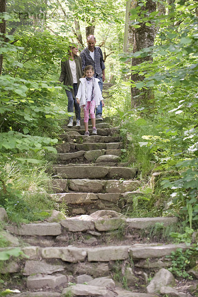 Familienwanderung über Steintreppen im Wald