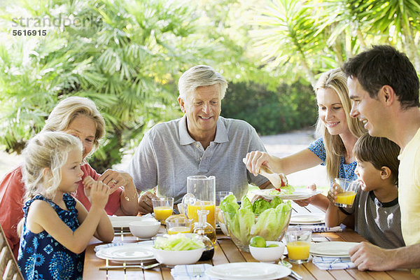 Mehrgenerationen-Familie beim gemeinsamen Frühstück im Freien
