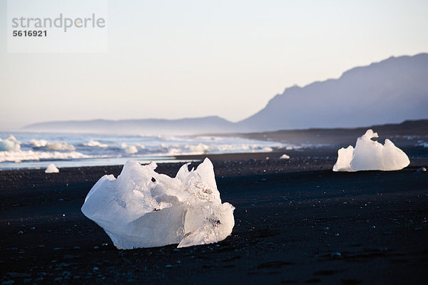 Große Eisstücke am Strand  Jokulsarlon-Gletscherlagune  Island