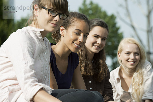 Junge Frauen im Freien  Konzentration auf eine Frau