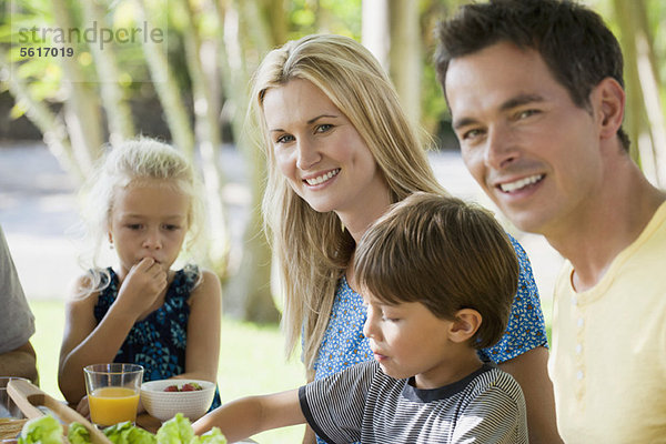 Familie beim Essen im Freien  Fokus auf junge Frau