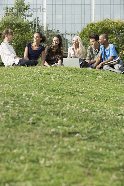 Junge Freunde  die Zeit im Freien auf Rasen verbringen  Blickwinkel niedrig