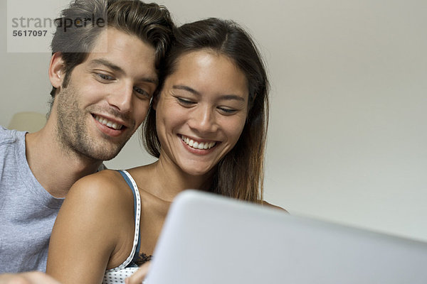 Junges Paar  das gemeinsam einen Laptop benutzt  Blick in den niedrigen Winkel
