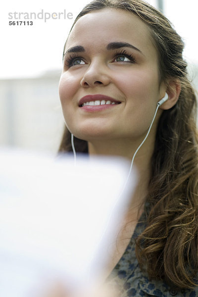 Junge Frau hört Musik mit Kopfhörern