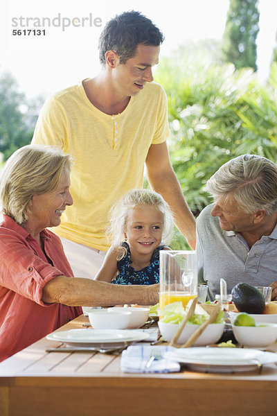 Mehrgenerationen-Familie mit Essen im Freien