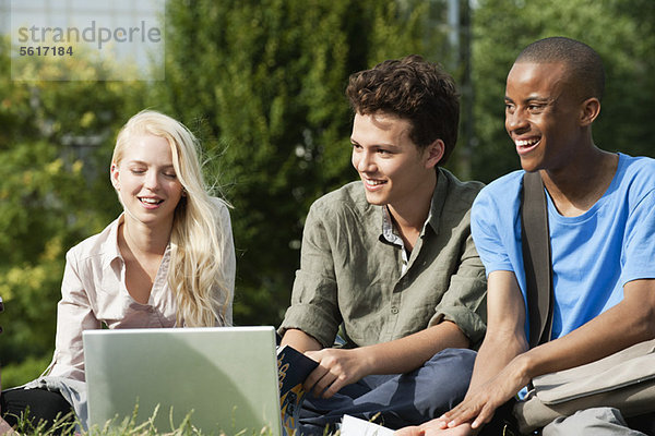 Universitätsstudenten verbringen Zeit im Freien