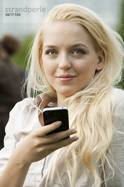 Junge Frau mit Handy  Portrait