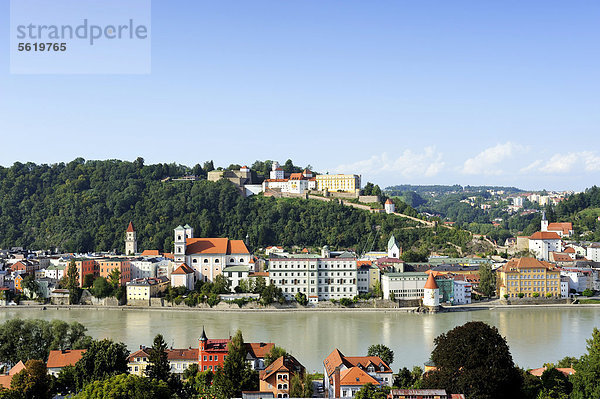 Passau  Blick über den Inn mit Kirche St. Michael und Veste Oberhaus  Niederbayern  Bayern  Deutschland  Europa  ÖffentlicherGrund