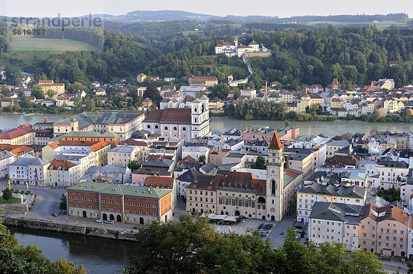 Blick von der Veste Oberhaus auf die Altstadt zwischen Inn und Donau  Passau  Niederbayern  Bayern  Deutschland  Europa  ÖffentlicherGrund