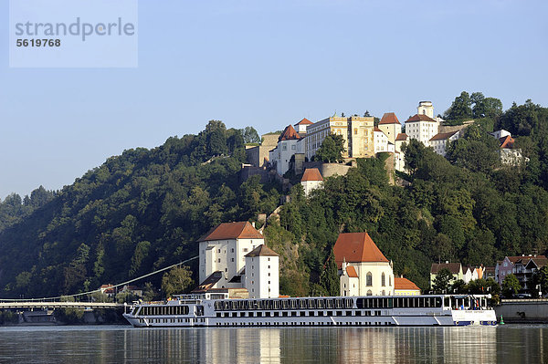 Fahrgastschiff auf der Donau  Veste Oberhaus  Veste Niederhaus  Passau  Niederbayern  Bayern  Deutschland  Europa  ÖffentlicherGrund