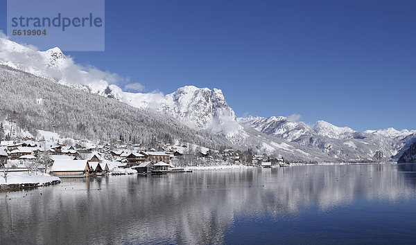 See und Ort Grundlsee  Totes Gebirge mit Backenstein  Ausseerland  Salzkammergut  Steiermark  Österreich  Europa