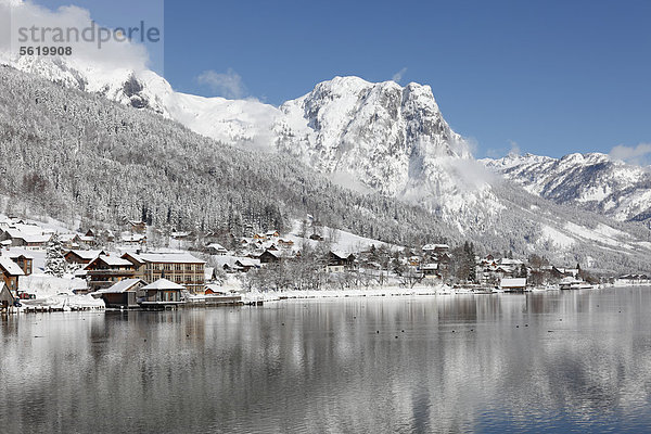 See und Ort Grundlsee  Totes Gebirge mit Backenstein  Ausseerland  Salzkammergut  Steiermark  Österreich  Europa  ÖffentlicherGrund