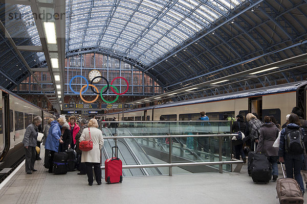Passagiere bei der Ankunft am Londoner Eurostar-Bahnhof St. Pancras International  Olympische Ringe für die Olympischen Spiele 2012 in London hinten  London  England  Großbritannien  Europa