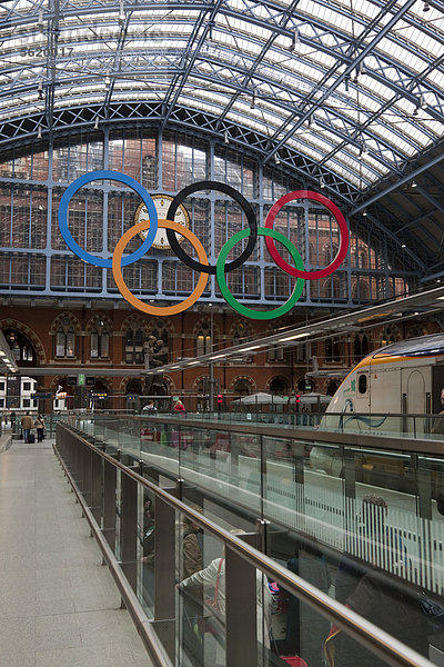 Passagiere bei der Ankunft am Londoner Eurostar-Bahnhof St. Pancras International  Olympische Ringe für die Olympischen Spiele 2012 in London hinten  London  England  Großbritannien  Europa