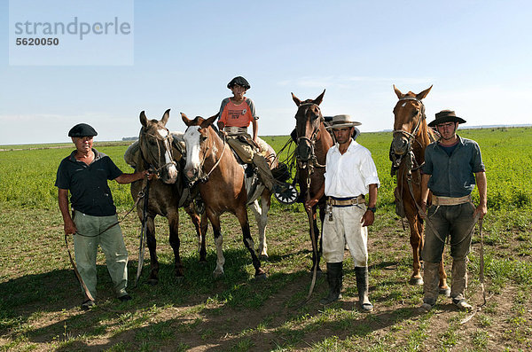 Gauchos auf der Estancia San Isidro del Llano bei Carmen Casares  Provinz Buenos Aires  Argentinien  Südamerika