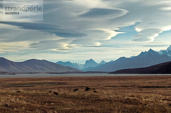 Landschaft bei El Calafate  Nationalpark Los Glaciares  UNESCO Weltkulturerbe  Gebirgskette  Provinz Santa Cruz  Patagonien  Argentinien  Südamerika