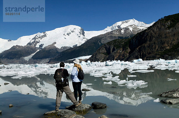 Wanderer am Lago Onelli mit Gebirgskette  Nationalpark Los Glaciares  UNESCO Weltkulturerbe  Provinz Santa Cruz  Patagonien  Argentinien  Südamerika