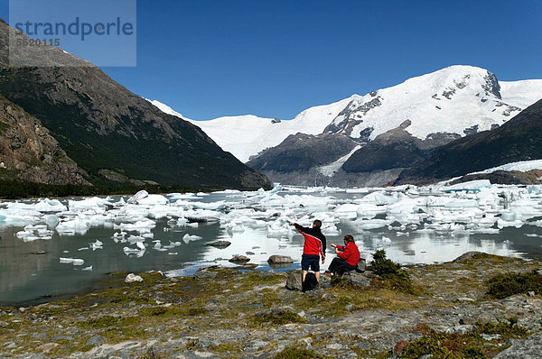 Wanderer am Lago Onelli mit Gebirgskette  Nationalpark Los Glaciares  UNESCO Weltkulturerbe  Provinz Santa Cruz  Patagonien  Argentinien  Südamerika