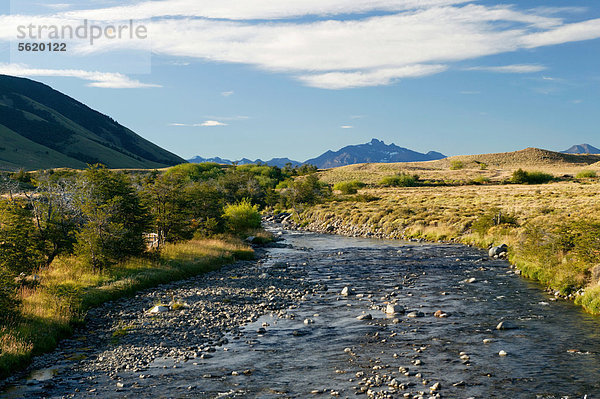 Landschaft in der Nähe von El Calafate mit Gebirgskette  Nationalpark Los Glaciares  UNESCO Weltkulturerbe  Provinz Santa Cruz  Patagonien  Argentinien  Südamerika