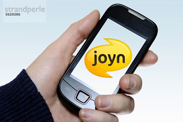 Hand mit Smartphone und Joyn-Logo