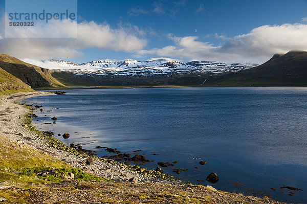 Blick auf das Hinterland von der Bucht HornvÌk  Steinstrand am Wanderweg zu den Vogelfelsen Hornbjarg  Hornstrandir  Westfjorde  Island  Europa