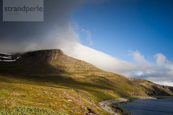 Blick auf das Hinterland von der Bucht HornvÌk  Steinstrand am Wanderweg zu den Vogelfelsen Hornbjarg  Hornstrandir  Westfjorde  Island  Europa