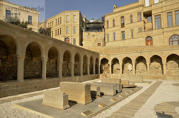Gräber der Ausgrabungsstätte Siratagli Dini-Memarliq in der Altstadt von Baku  UNESCO-Welterbe  Aserbaidschan  Kaukasus  Vorderasien