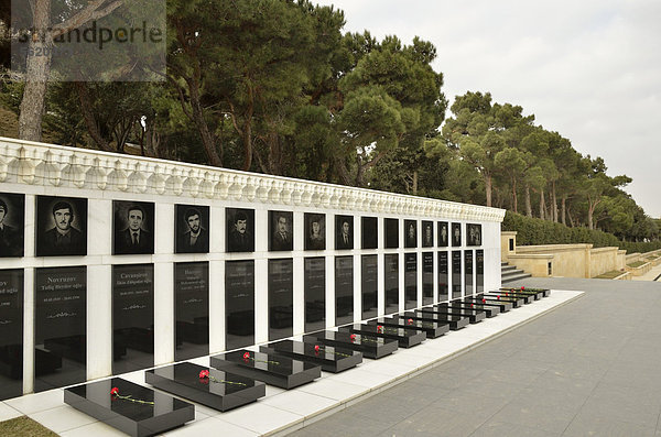 Gräber an der Märtyrerallee  an der die Opfer des sowjetischen Militäreinsatzes vom 20. Januar 1990 und des Konflikts mit Armenien um Berg-Karabach 1992 beerdigt wurden  Baku  Aserbaidschan  Kaukasus  Vorderasien