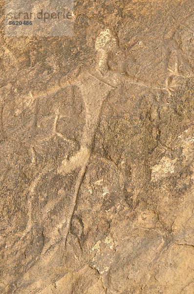 Steinzeitliche Felsgravur eines Mannes in der Unesco-Welterbestätte von Gobustan mit rund 6000 bis zu 40000 Jahre alten Felsgravuren  bei der Kreisstadt Gobustan am Kaspischen Meer  Aserbaidschan  Kaukasus  Vorderasien