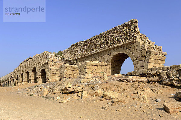 Aquädukt von Caesarea oder Caesarea Maritima  Israel  Naher Osten  Vorderasien  Asien