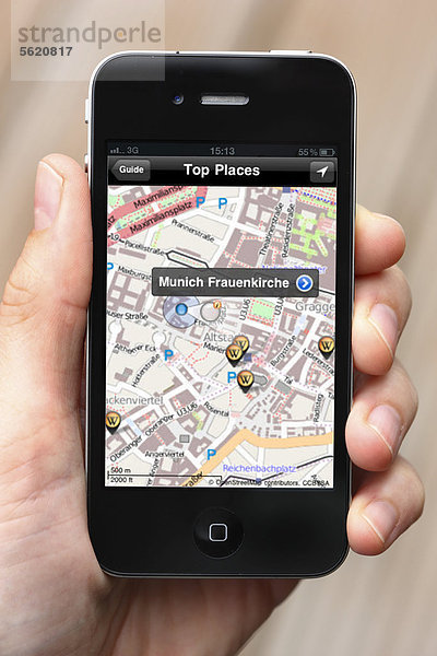 Iphone  Smartphone  App auf dem Display  Stadtplan mit lokalen Informationen  offline verfügbar