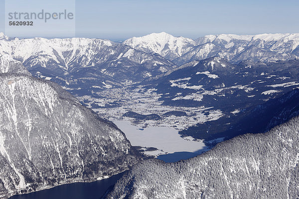 Hallstätter See mit Bad Goisern und Bad Ischl  Blick vom Welterbeblick am Krippenstein  Salzkammergut  Oberösterreich  Österreich  Europa