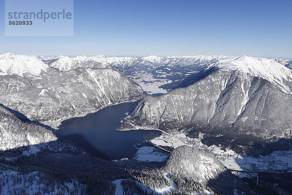 Blick vom Welterbeblick am Krippenstein über Hallstätter See mit Ramsaugebirge und Sarstein  Salzkammergut  Oberösterreich  Österreich  Europa