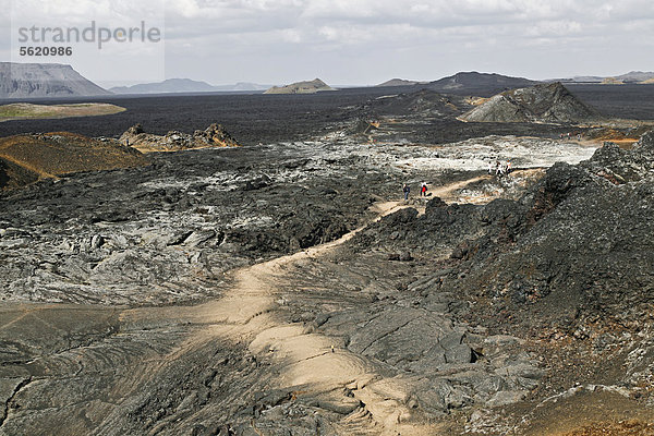 Besucher wandern durch die Landschaft voller Lavafelder  farbiger Lava und erloschener Krater im Geothermalgebiet der Leirhnjukur-Spalte am Vulkan Krafla im Norden von Island  Europa