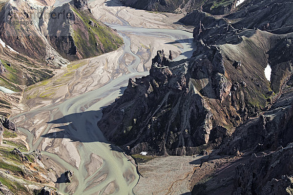 Luftaufnahme  gezackte Felsen  Ryolyth-Berge  Region Landmannalaugar  Schlucht GrÊnagil  Graenagil  Fluss JökulgilskvÌsl  Naturschutzgebiet Fjallabak  Island  Europa