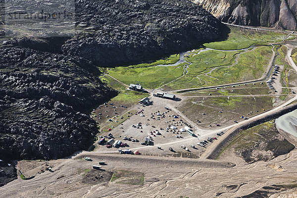 Luftaufnahme  Hütten und Campingplatz von Landmannalaugar in der Schlucht GrÊnagil  Graenagil  links das große Lavafeld  Naturschutzgebiet Fjallabak  Island  Europa