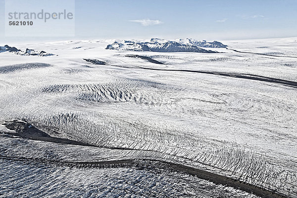 Luftaufnahme  Linien und Strukturen aus Eis  Schnee  Vulkanasche und schwarzer Lava auf der Südseite des Vatnajökull Gletschers  Island  Europa