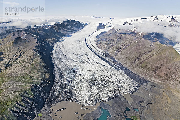 Luftaufnahme  auslaufende Gletscherzunge des Vatnajökull Gletschers mit Linien und Strukturen von schwarzer Lava und Vulkanasche  im Skaftafell Nationalpark  Island  Europa