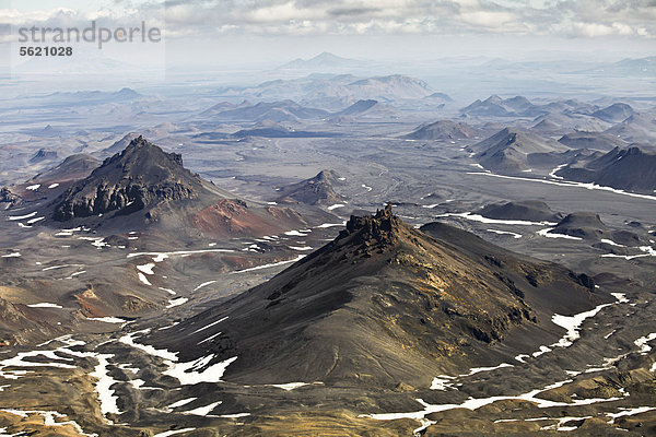 Luftaufnahme der Berge und wüstenhaften Landschaft Odathahraun  “d·_ahraun  im nördlichen Hochland  westlich des Gletschers Vatnajökull  Island  Europa