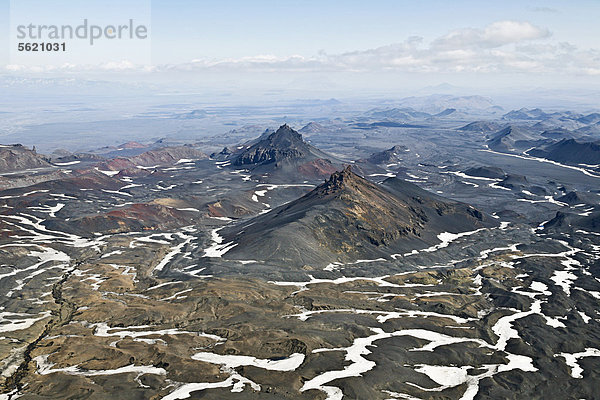 Luftaufnahme der Berge und wüstenhaften Landschaft Odathahraun  “d·_ahraun  im nördlichen Hochland  westlich des Gletschers Vatnajökull  Island  Europa